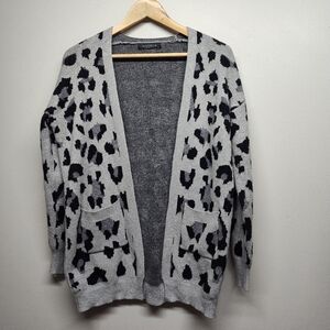 Maverik Knit Cardigan Sweater Women Size M Gray Leopard Open Stretch Modern Fall